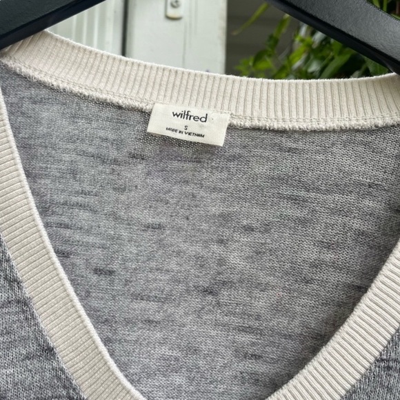 Aritzia Wilfred V-neck Side Slit Contrast Collar Lightweight Sweater S Grey - Picture 4 of 8